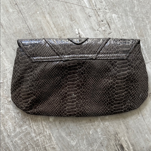 Elegant‎ Snake Print Clutch - Picture 3 of 3